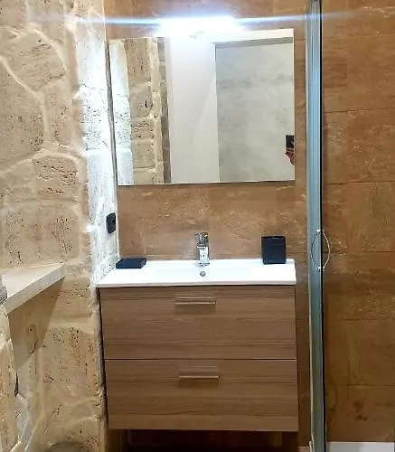 Jadore Monic רומא
